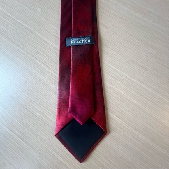 💕2/$30 💕Kenneth Cole Reaction 100% Silk Red Tie - Picture 5 of 6